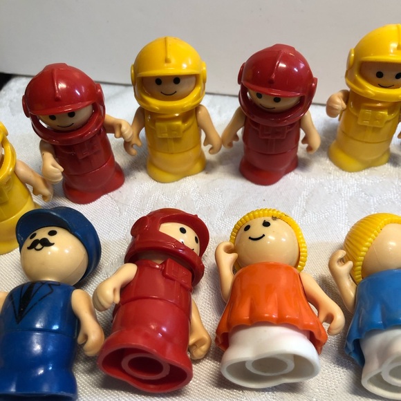 Lot Of 20 Vintage Playskool Li'l Playmates Figures Pirate Spaceman Firefighter - Picture 5 of 9